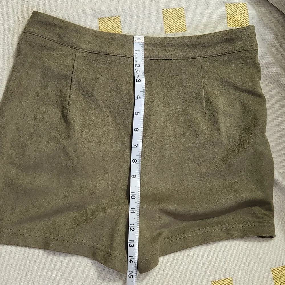 Olive Button-Detail Skort‎ - Picture 3 of 3